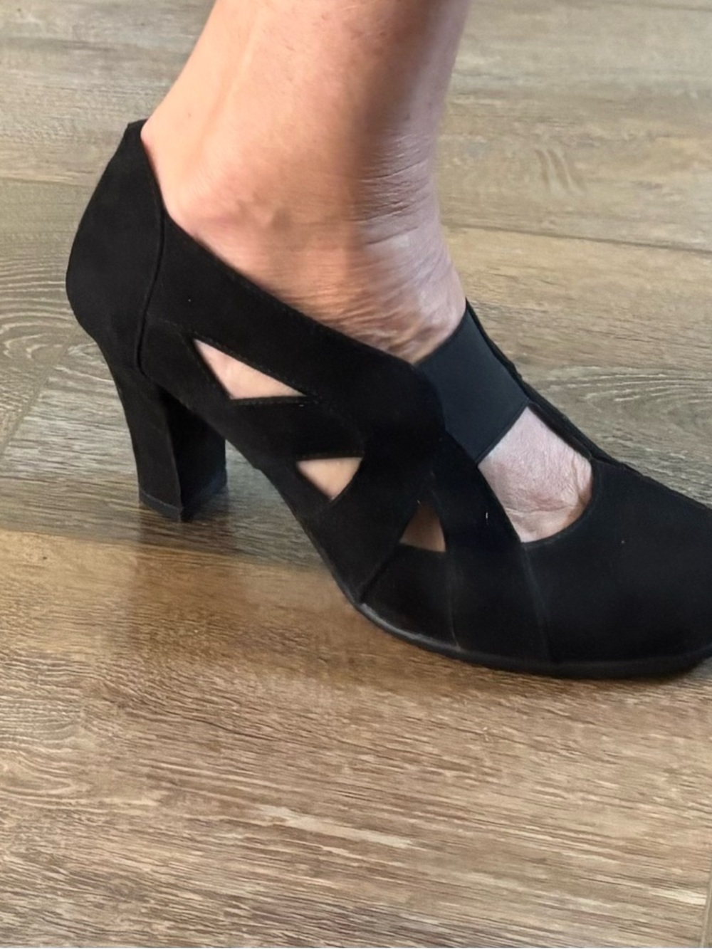 AEROSOLES Black Suede Cutout Mid Heel Pumps 3-1/4” heel